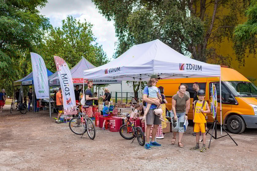 Piknik ZDiUM&nbsp;podczas otwarcia nowej trasy pieszo-rowerowej wzdłuż rzeki Oławy