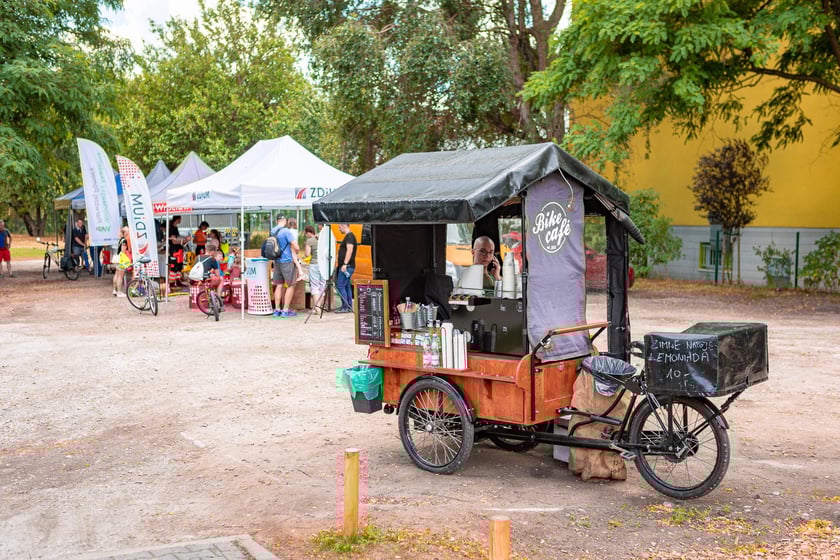 Piknik ZDiUM&nbsp;podczas otwarcia nowej trasy pieszo-rowerowej wzdłuż rzeki Oławy