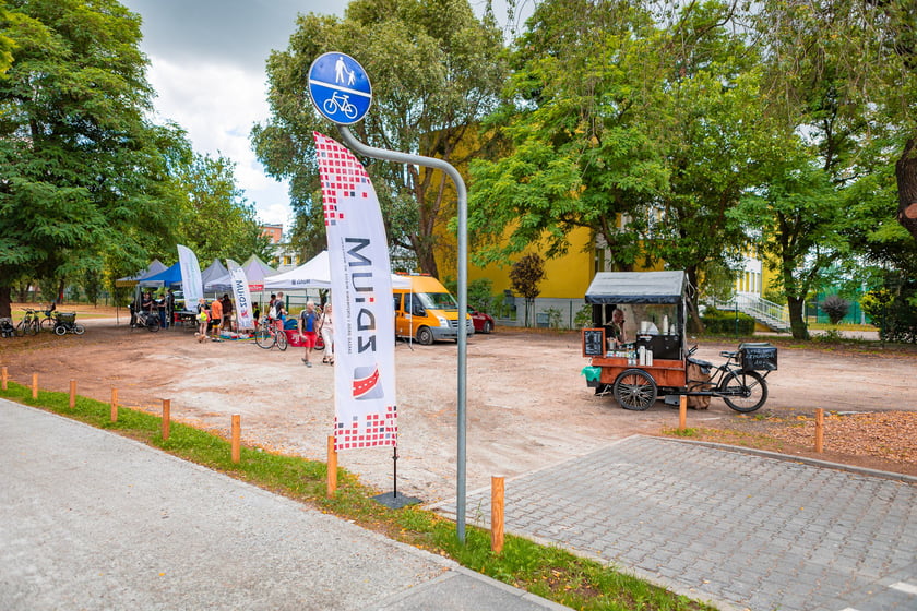 Piknik ZDiUM&nbsp;podczas otwarcia nowej trasy pieszo-rowerowej wzdłuż rzeki Oławy