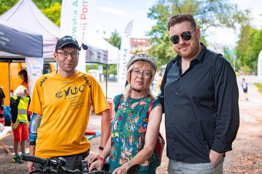 Piknik ZDiUM&nbsp;podczas otwarcia nowej trasy pieszo-rowerowej wzdłuż rzeki Oławy