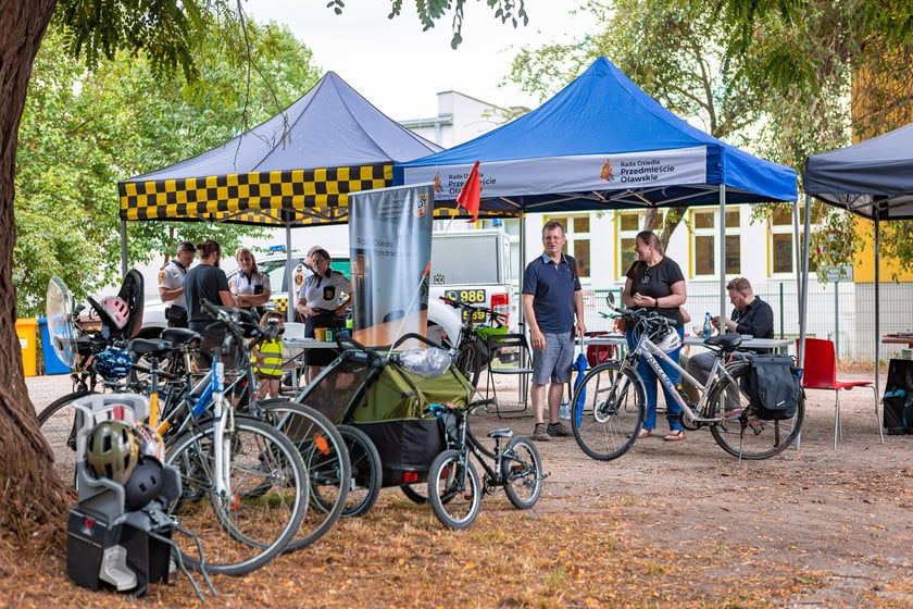 Piknik ZDiUM&nbsp;podczas otwarcia nowej trasy pieszo-rowerowej wzdłuż rzeki Oławy