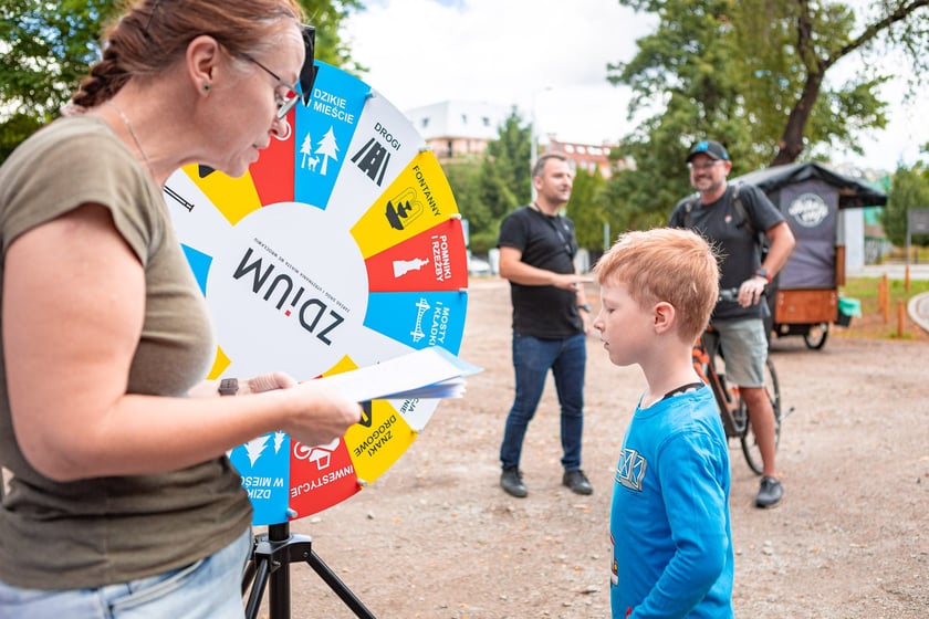 Piknik ZDiUM&nbsp;podczas otwarcia nowej trasy pieszo-rowerowej wzdłuż rzeki Oławy