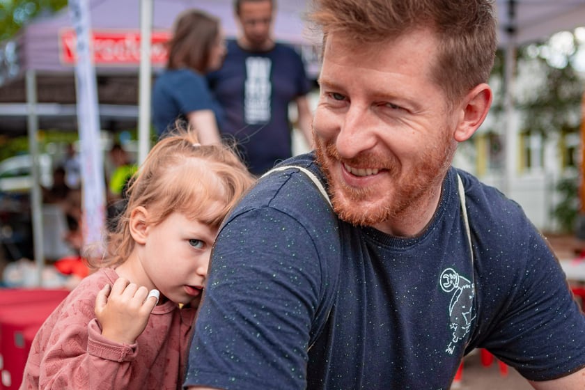 Piknik ZDiUM&nbsp;podczas otwarcia nowej trasy pieszo-rowerowej wzdłuż rzeki Oławy