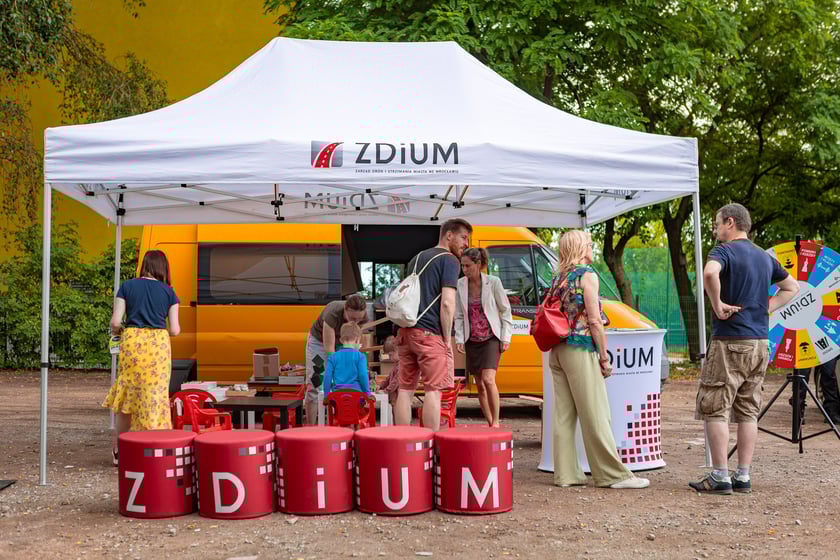 Piknik ZDiUM&nbsp;podczas otwarcia nowej trasy pieszo-rowerowej wzdłuż rzeki Oławy