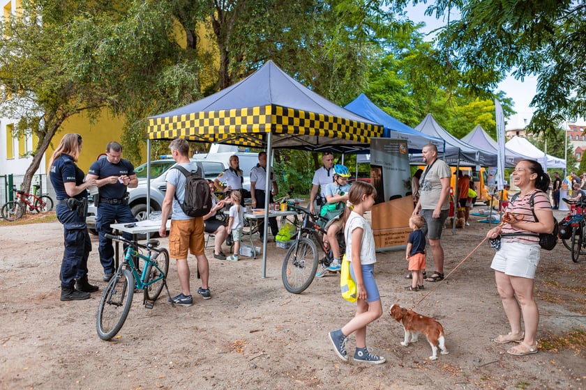 Piknik ZDiUM&nbsp;podczas otwarcia nowej trasy pieszo-rowerowej wzdłuż rzeki Oławy