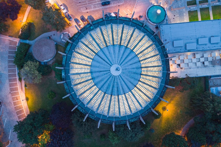Zdjęcia Wrocławia z drona. Budynek Panoramy Racławickiej