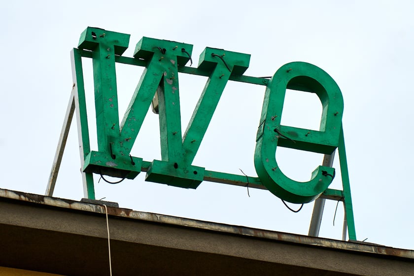 Zdejmowanie rurek z napisu i pana neonu "dobry wieczór we Wrocławiu"