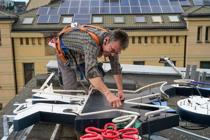 Zdejmowanie rurek z napisu i pana neonu "dobry wieczór we Wrocławiu"