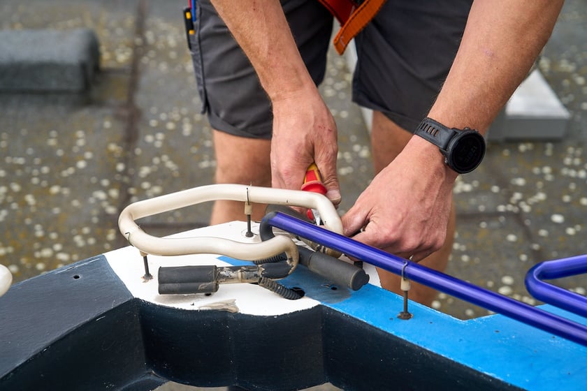 Zdejmowanie rurek z napisu i pana neonu "dobry wieczór we Wrocławiu"