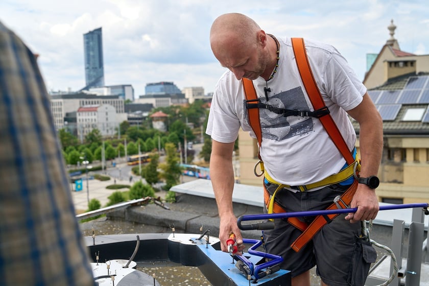 Zdejmowanie rurek z napisu i pana neonu "dobry wieczór we Wrocławiu"
