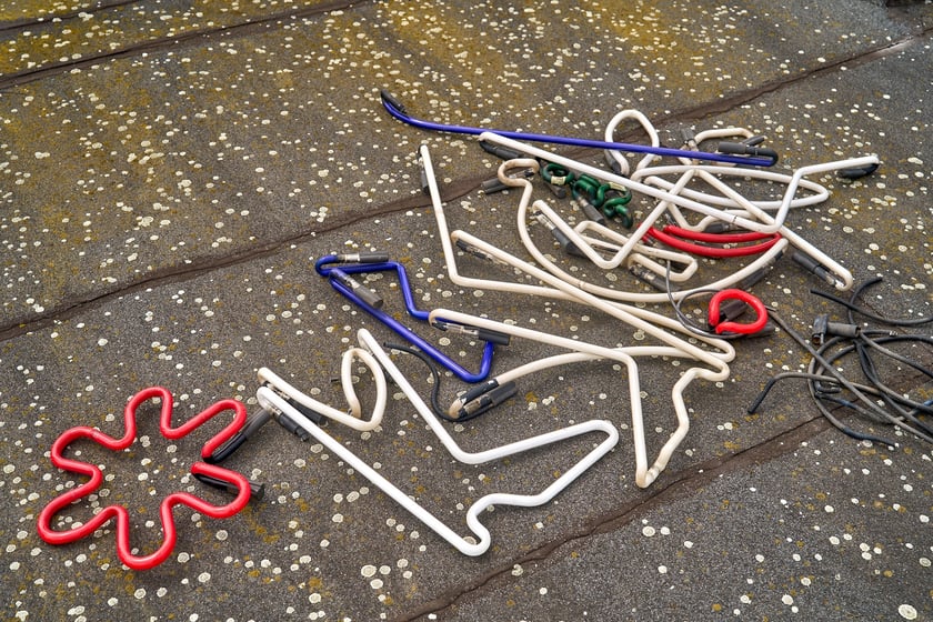 Zdejmowanie rurek z napisu i pana neonu "dobry wieczór we Wrocławiu"