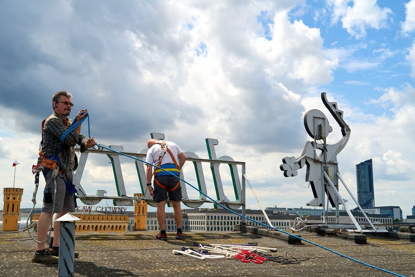Zdejmowanie rurek z napisu i pana neonu "dobry wieczór we Wrocławiu"