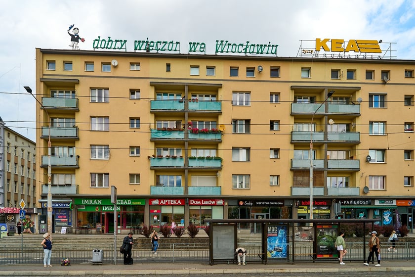 Zdejmowanie rurek z napisu i pana neonu "dobry wieczór we Wrocławiu"