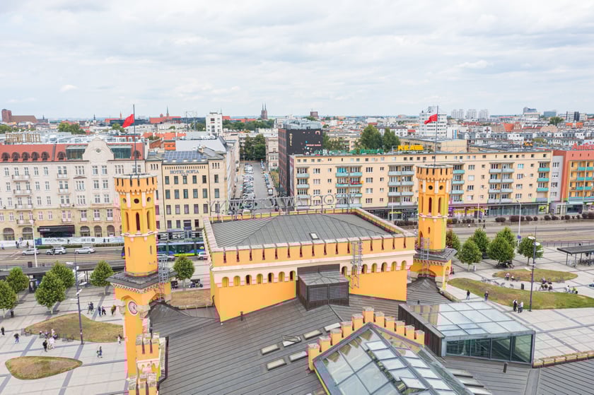 Zdejmowanie rurek z napisu i pana neonu "dobry wieczór we Wrocławiu"