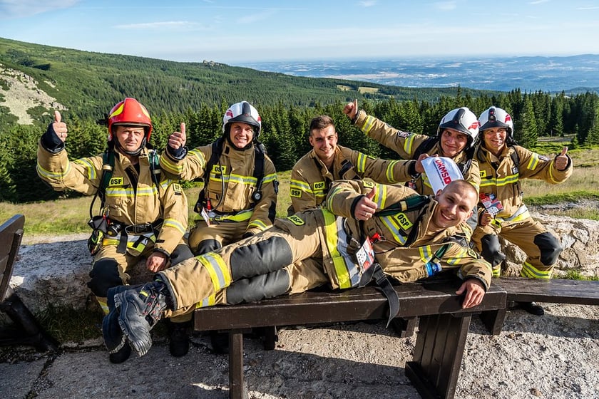 998 strażaków z całej Polski zdobyło Śnieżkę. Promowali dawstwo szpiku