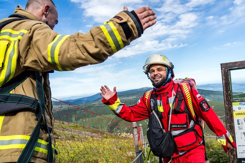 998 strażaków z całej Polski zdobyło Śnieżkę. Promowali dawstwo szpiku