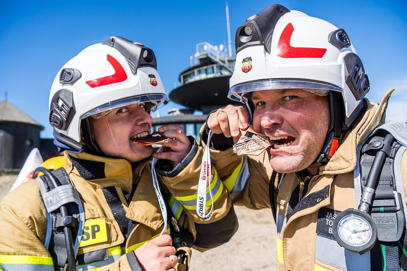 998 strażaków z całej Polski zdobyło Śnieżkę. Promowali dawstwo szpiku