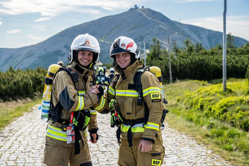 998 strażaków z całej Polski zdobyło Śnieżkę. Promowali dawstwo szpiku