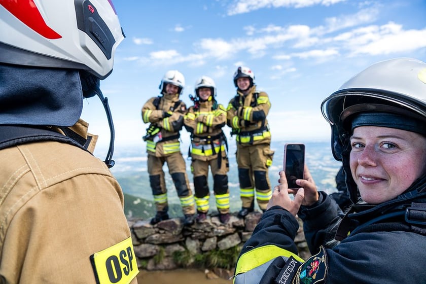 998 strażaków z całej Polski zdobyło Śnieżkę. Promowali dawstwo szpiku