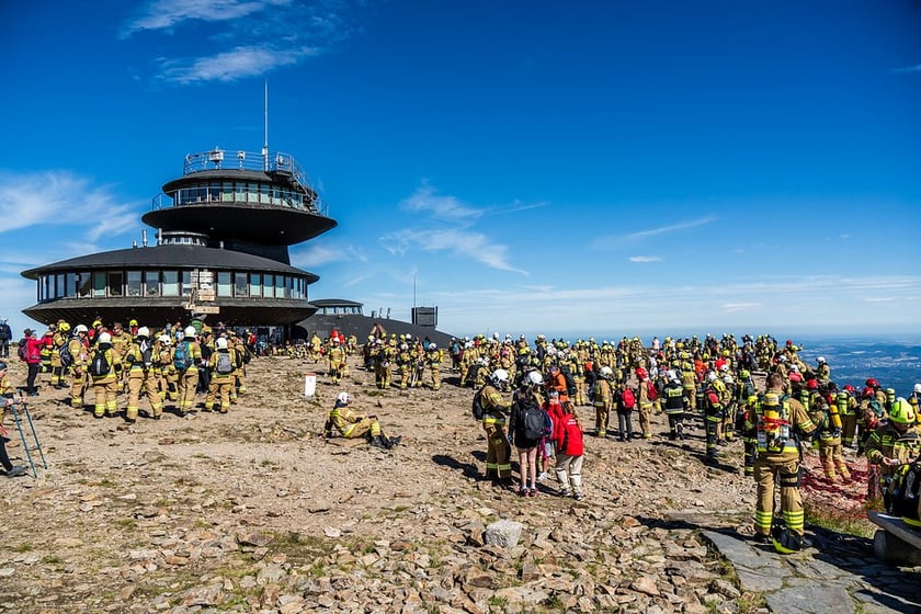 998 strażaków z całej Polski zdobyło Śnieżkę. Promowali dawstwo szpiku