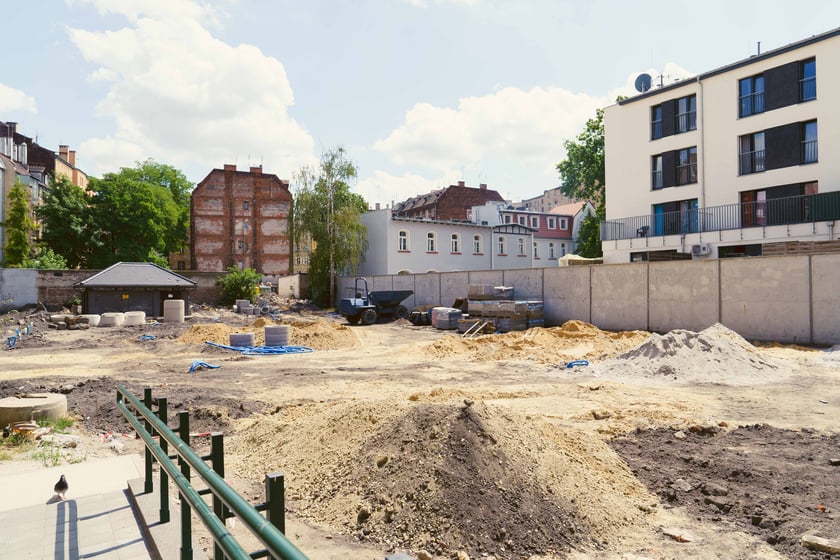 Trwający obecnie remont podwórka na Przedmieściu Oławskim
