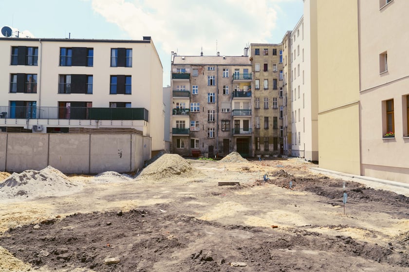 Trwający obecnie remont podwórka na Przedmieściu Oławskim