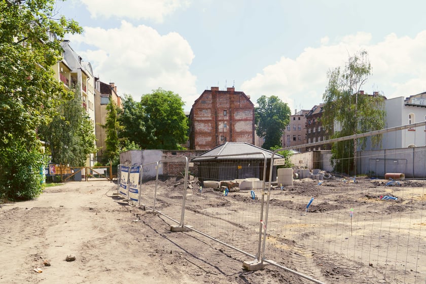 Trwający obecnie remont podwórka na Przedmieściu Oławskim