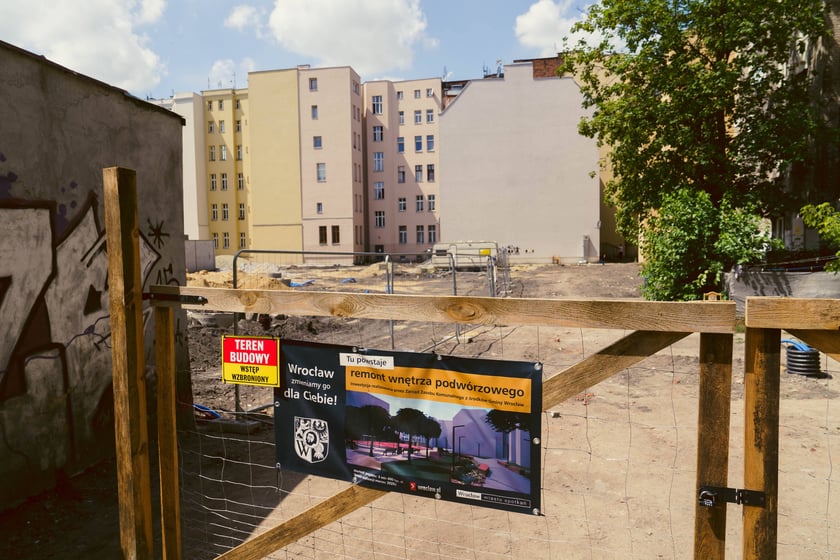 Trwający obecnie remont podwórka na Przedmieściu Oławskim
