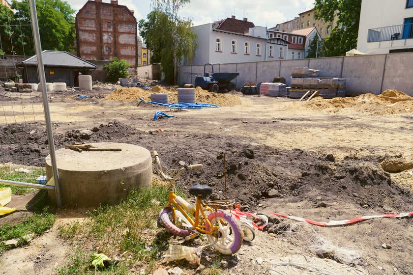 Trwający obecnie remont podwórka na Przedmieściu Oławskim