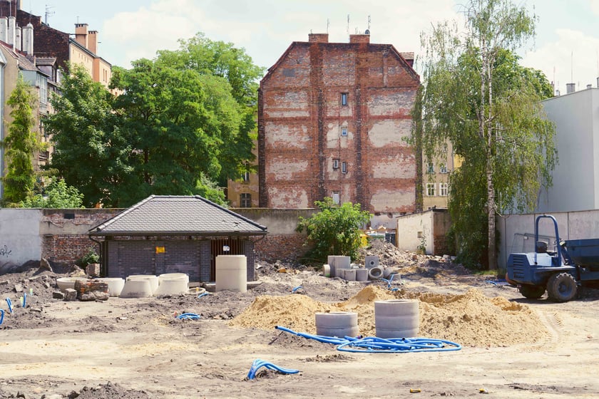 Trwający obecnie remont podwórka na Przedmieściu Oławskim