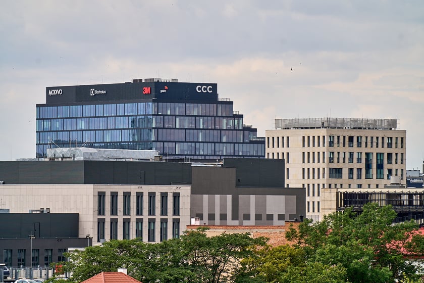 Widok budynku z neonem Dobry wiecz&oacute;r we Wrocławiu&nbsp;