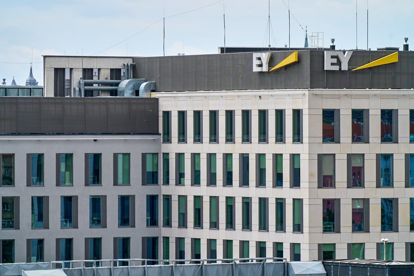 Widok budynku z neonem Dobry wiecz&oacute;r we Wrocławiu&nbsp;