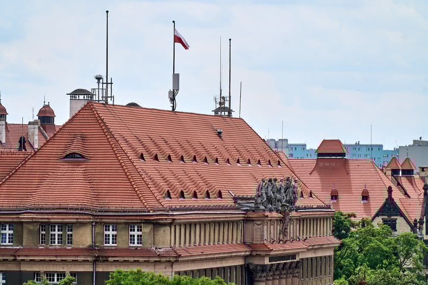 Widok budynku z neonem Dobry wiecz&oacute;r we Wrocławiu&nbsp;