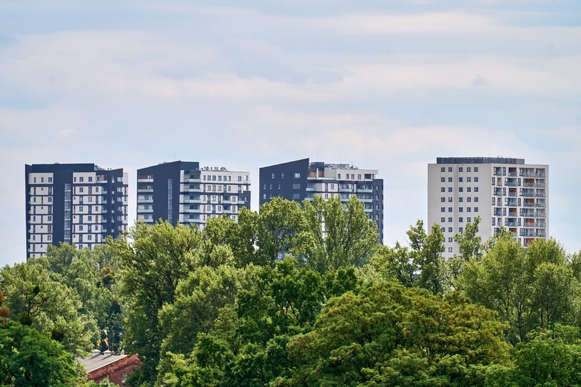 Widok budynku z neonem Dobry wiecz&oacute;r we Wrocławiu&nbsp;