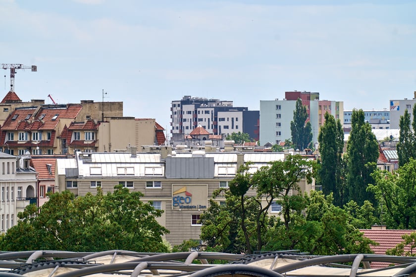 Widok budynku z neonem Dobry wiecz&oacute;r we Wrocławiu&nbsp;