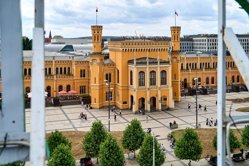 Widok budynku z neonem Dobry wiecz&oacute;r we Wrocławiu&nbsp;