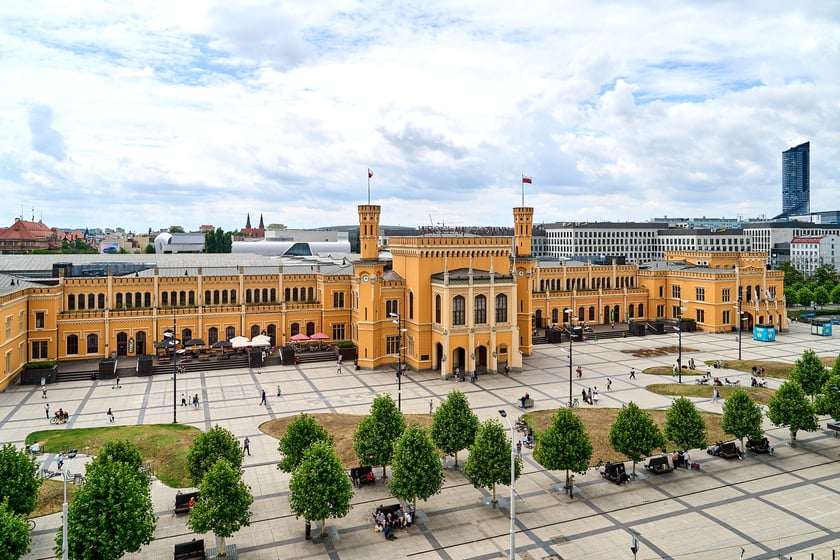 Widok budynku z neonem Dobry wiecz&oacute;r we Wrocławiu&nbsp;