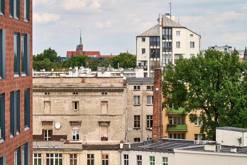Widok budynku z neonem Dobry wiecz&oacute;r we Wrocławiu&nbsp;