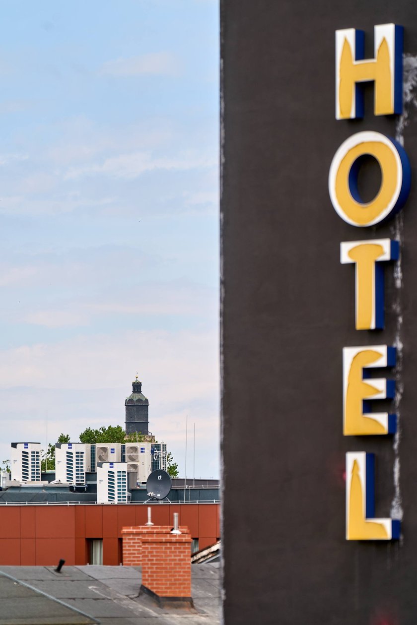 Widok budynku z neonem Dobry wiecz&oacute;r we Wrocławiu&nbsp;