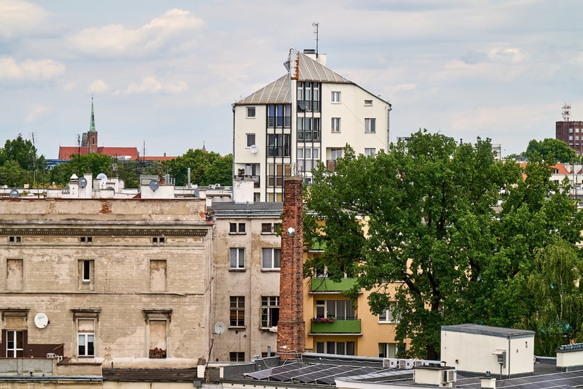 Widok budynku z neonem Dobry wiecz&oacute;r we Wrocławiu&nbsp;