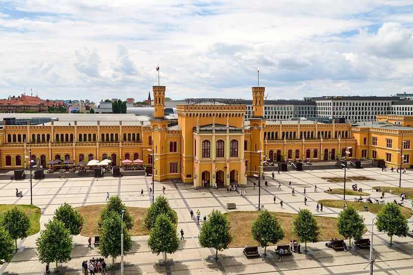 Widok budynku z neonem Dobry wiecz&oacute;r we Wrocławiu&nbsp;
