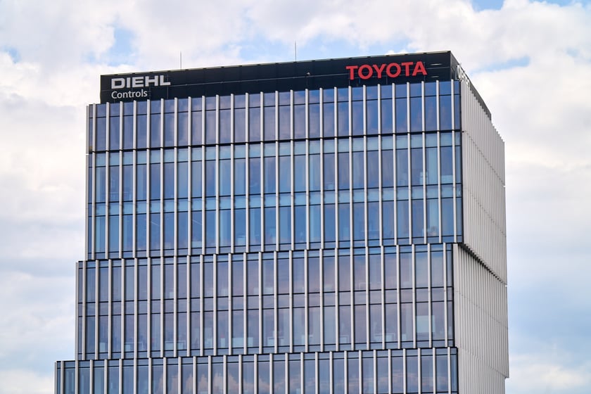 Widok budynku z neonem Dobry wiecz&oacute;r we Wrocławiu&nbsp;