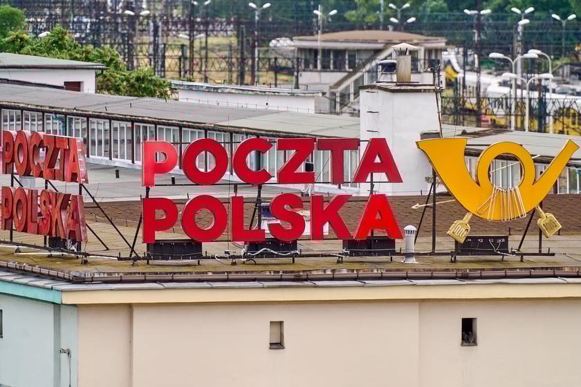 Widok budynku z neonem Dobry wiecz&oacute;r we Wrocławiu&nbsp;