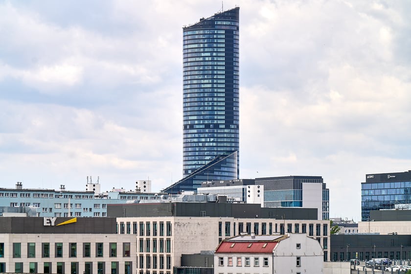 Widok budynku z neonem Dobry wiecz&oacute;r we Wrocławiu&nbsp;