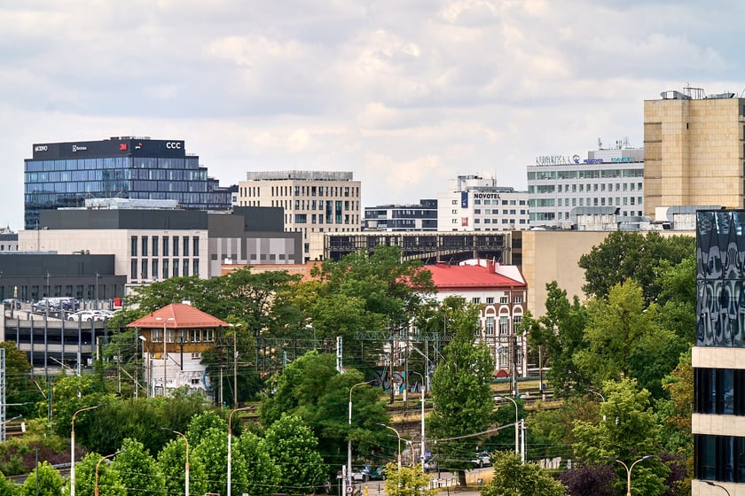 Widok budynku z neonem Dobry wiecz&oacute;r we Wrocławiu&nbsp;