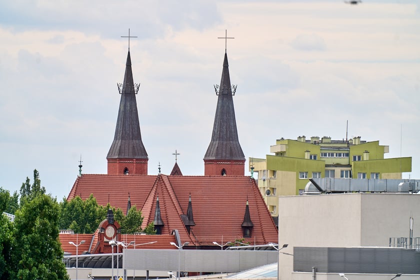 Widok budynku z neonem Dobry wiecz&oacute;r we Wrocławiu&nbsp;