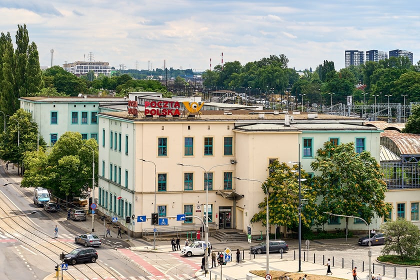 Widok budynku z neonem Dobry wiecz&oacute;r we Wrocławiu&nbsp;