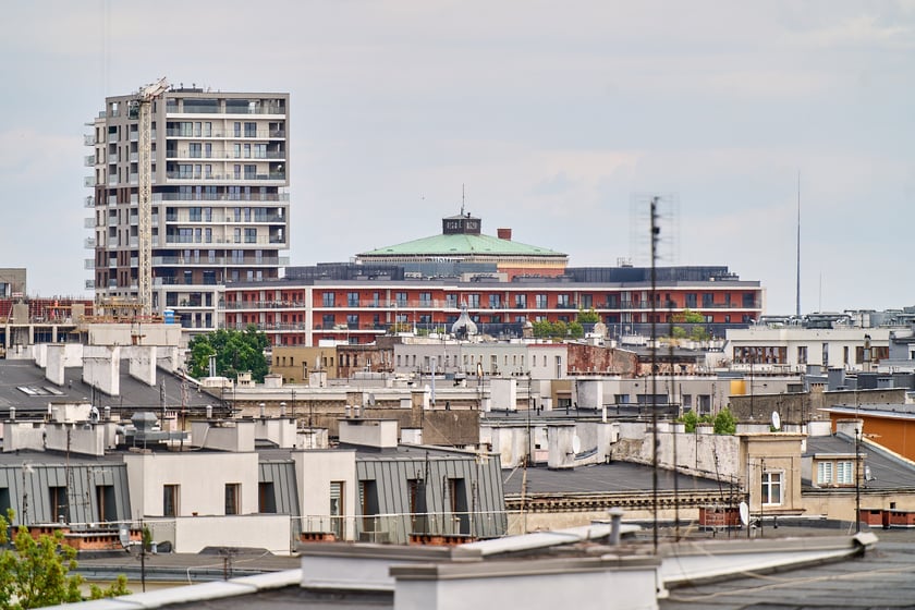 Widok budynku z neonem Dobry wiecz&oacute;r we Wrocławiu&nbsp;