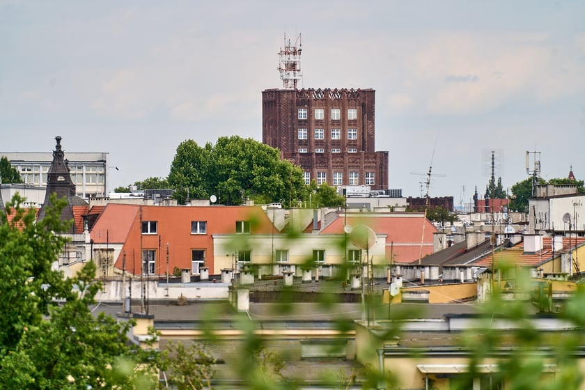 Widok budynku z neonem Dobry wiecz&oacute;r we Wrocławiu&nbsp;
