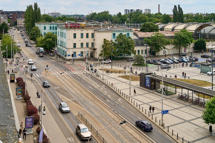 Widok budynku z neonem Dobry wiecz&oacute;r we Wrocławiu&nbsp;